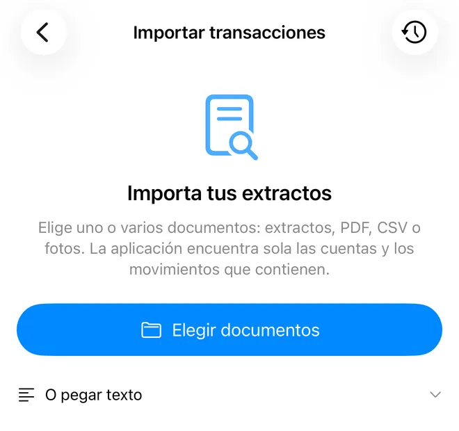 La pantalla Importar transacciones de FinaPrism: «Importa tus extractos», con un botón «Elegir documentos» para extractos, PDF, CSV o fotos, y la opción «O pegar texto».