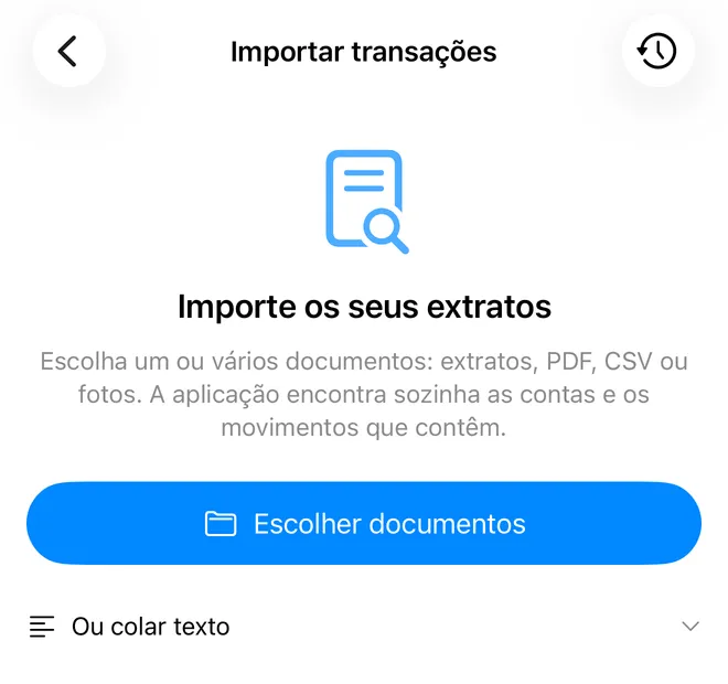 O ecrã Importar transações da FinaPrism: «Importe os seus extratos», com o botão Escolher documentos — extratos, PDF, CSV ou fotografias — e a opção Ou colar texto.