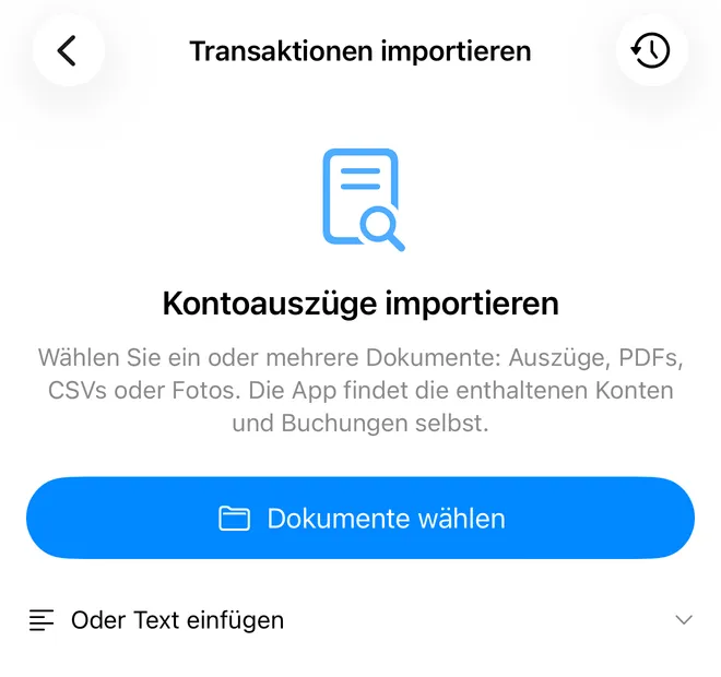 Der Bildschirm „Transaktionen importieren“ von FinaPrism: „Kontoauszüge importieren“, mit der Schaltfläche „Dokumente wählen“ für Auszüge, PDFs, CSVs oder Fotos und der Möglichkeit „Oder Text einfügen“.